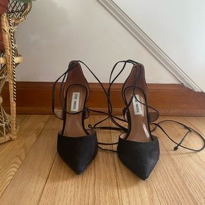 Steve Madden pointed toe lace up pump
